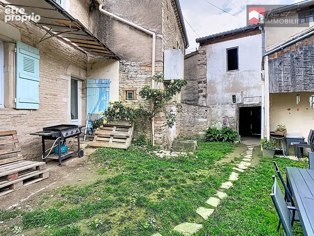Maison de village en pierre au coeur de Viré - 71260 VIRE - photo 11