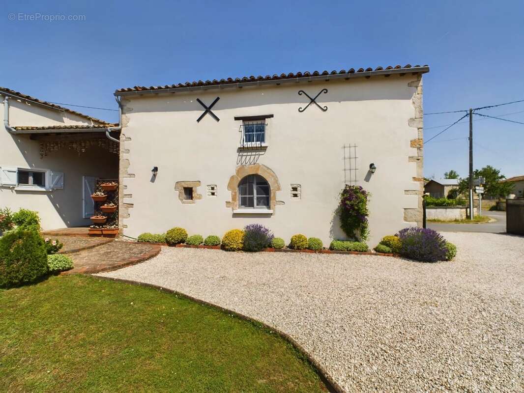 Belle rénovation pour cette Maison de village de 3 chambres/3 salles de bain avec jardins paysagers. - photo 19