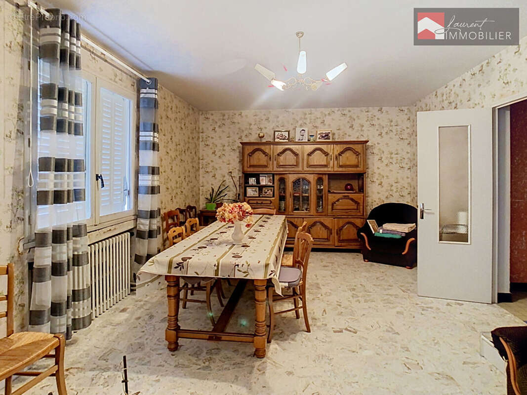 Ensemble immobilier avec maison d'habitation, ancienne ferme, nombreuses dépendances et terrain de 6 236 m² - photo 4