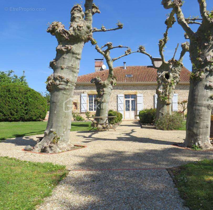 Maison de Caractère Rénovée 7 pièces de 231 m² au calme - photo 2