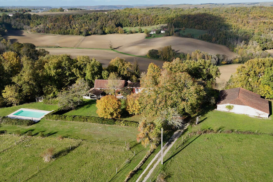 Superbe propriété rurale avec maison en pierre, grange aménagée, piscine et plus de 4 ha - photo 2