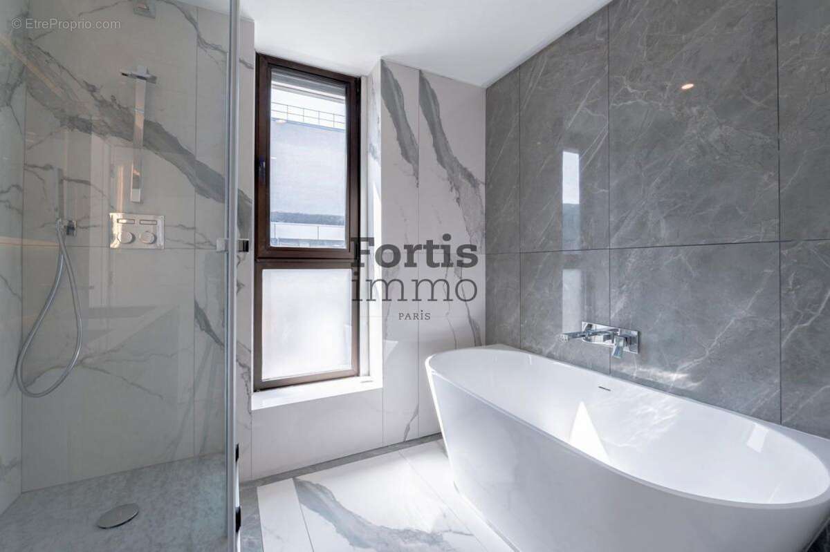 Appartement à PARIS-8E