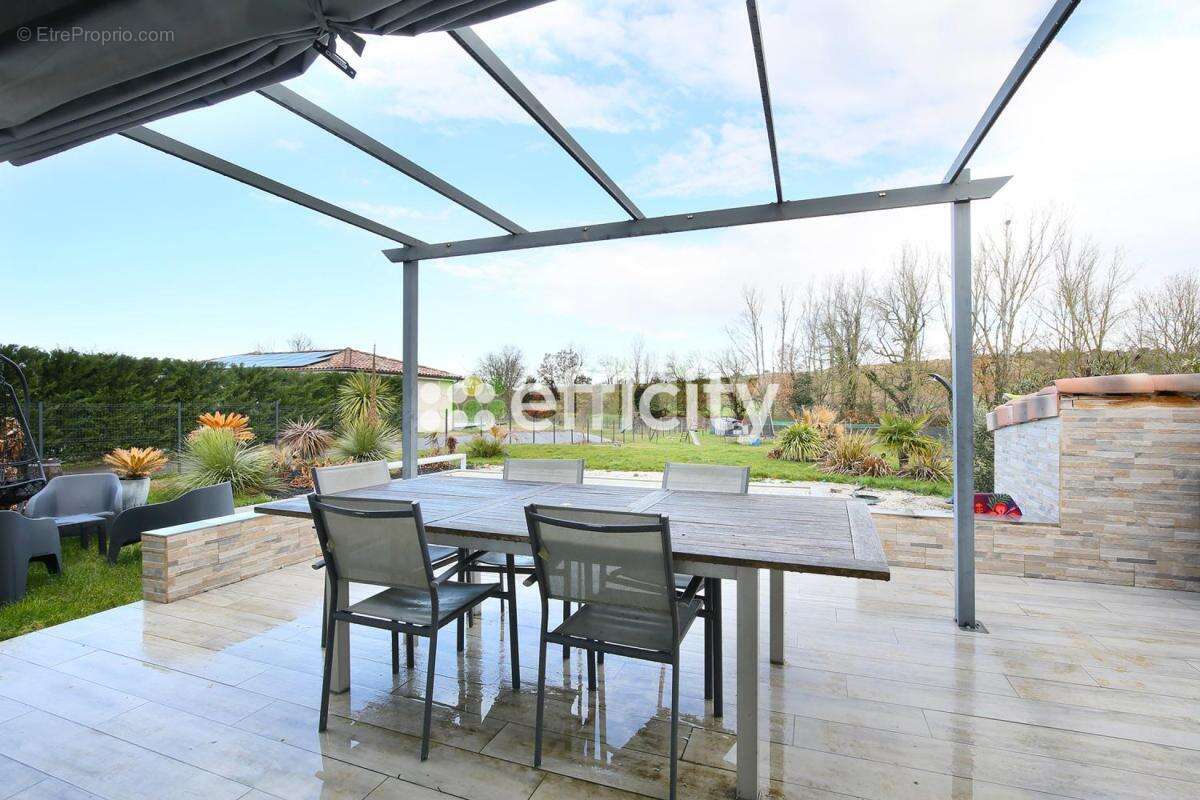 Maison à LAUZERVILLE