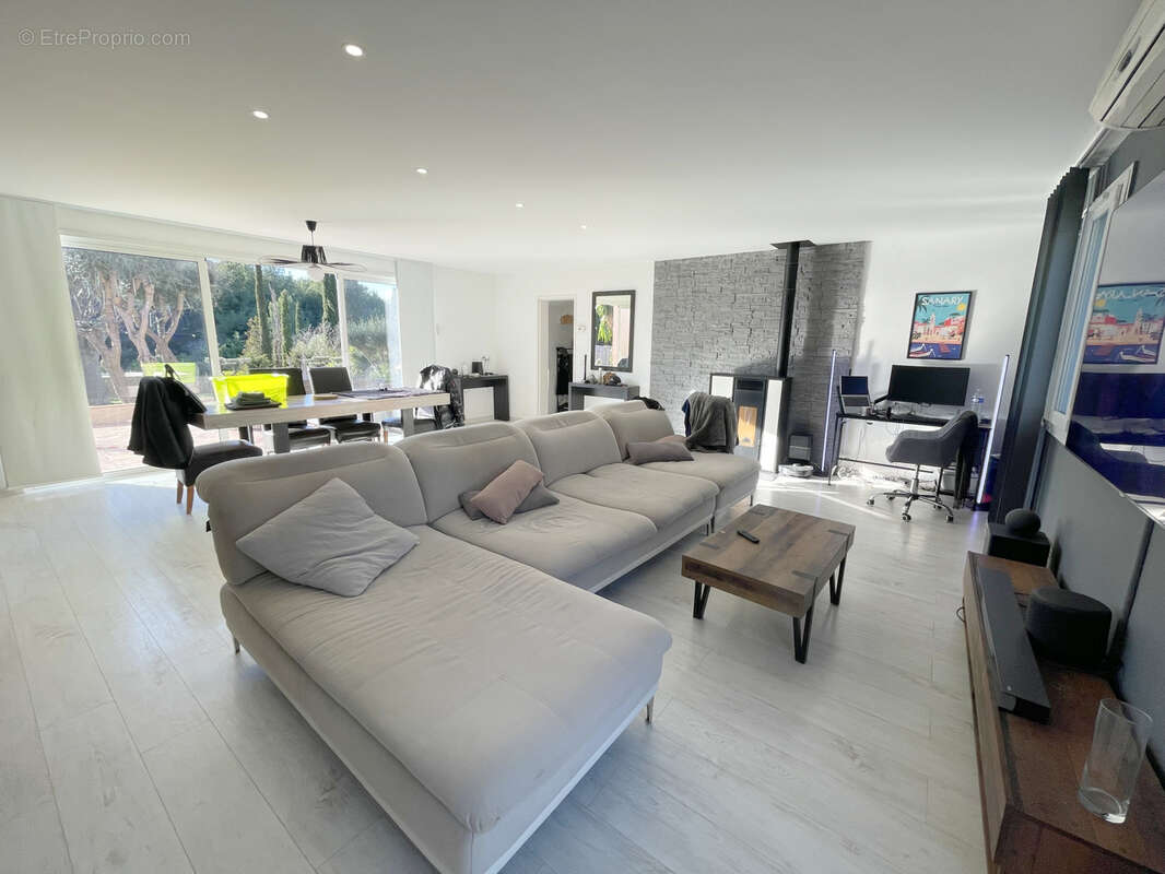 Villa de standing de plain pied de 160 m2 avec piscine + T2 indépendant à Sanary sur Mer sur un terrain de 200 - photo 7
