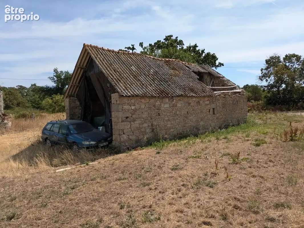 Nostang propriété composée d'une maison en pierre à rénover avec trois dépendance un puits et 21 hectares environ - photo 16
