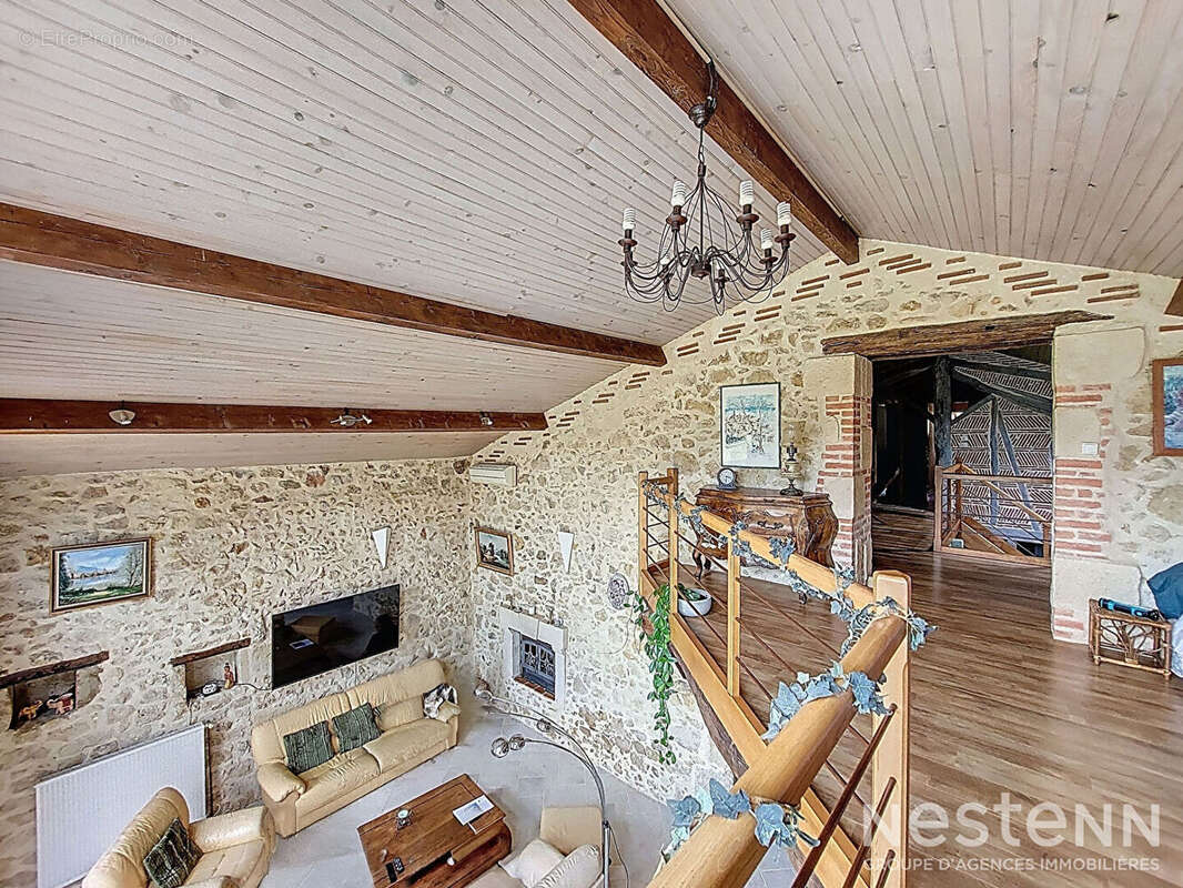 A Vendre Maison en pierre rénovée de 318 m² avec dépendances et point d'eau sur deux hectares - photo 2