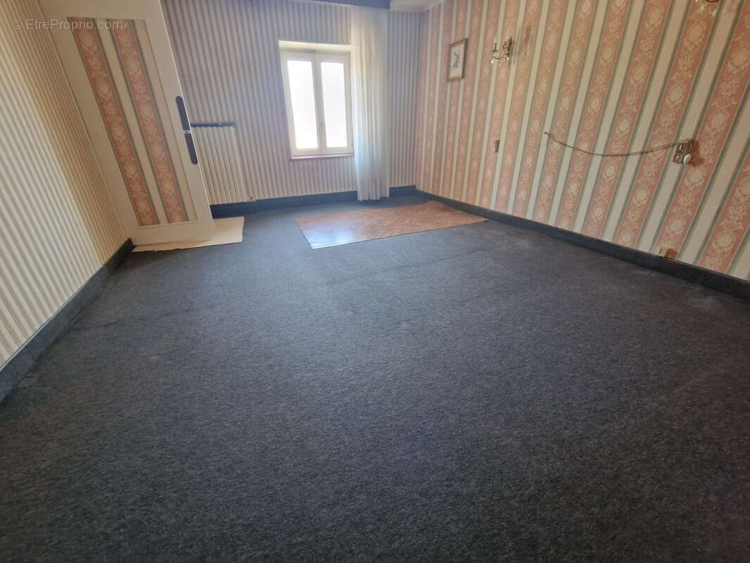 Ensemble immobilier ( maison t6 + grandes dependances ) à vendre 5 pièces (sh. 251 m2) proche contrexeville (88) sur terrain de  - photo 12