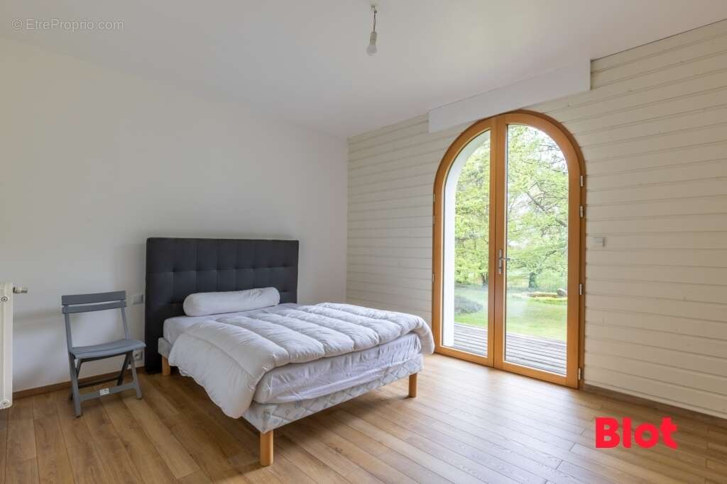 Maison 221 m² à Saint-Aubin-D'aubigne  - photo 7