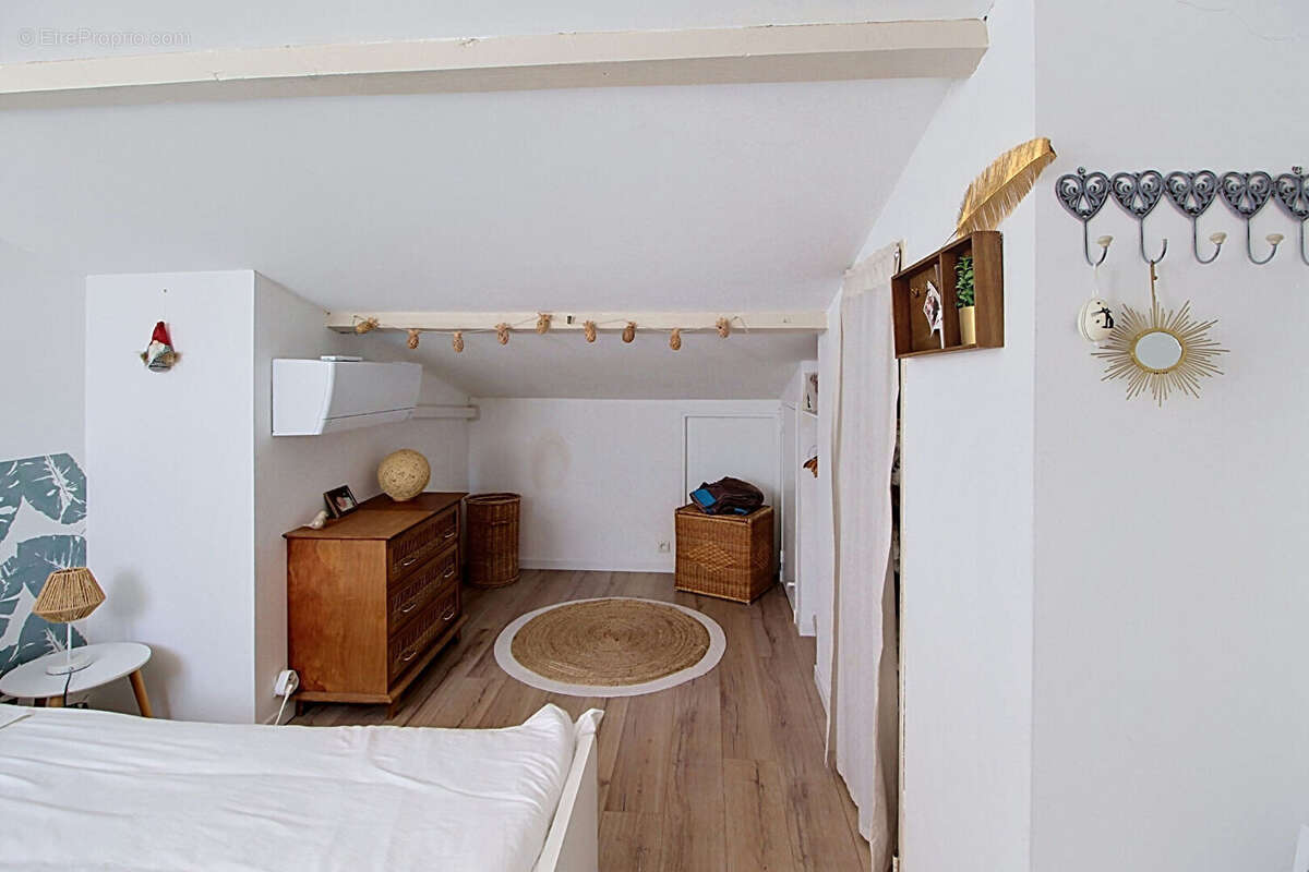 A VENDRE à LORGUES ! Maison de type T6 pièces  de 144 m² + piscine + garage sur un terrain de 1692m² - photo 8
