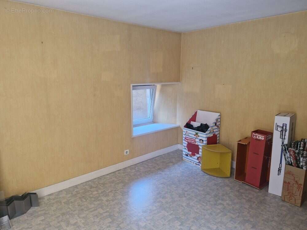 Appartement 187 m² à Saint-Laurent-Sur-Gorre  - photo 8