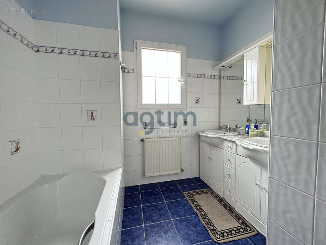 Montaigu-Vendée, quartier calme, maison 200 m2, 6 chambres, et terrain constructible! - photo 16