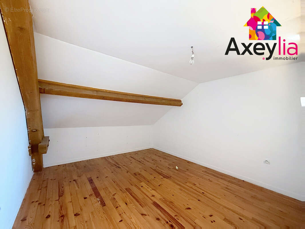 A vendre - pouilly-sous-charlieu - maison d'habitation avec 5 chambres, garage et terrain - photo 10