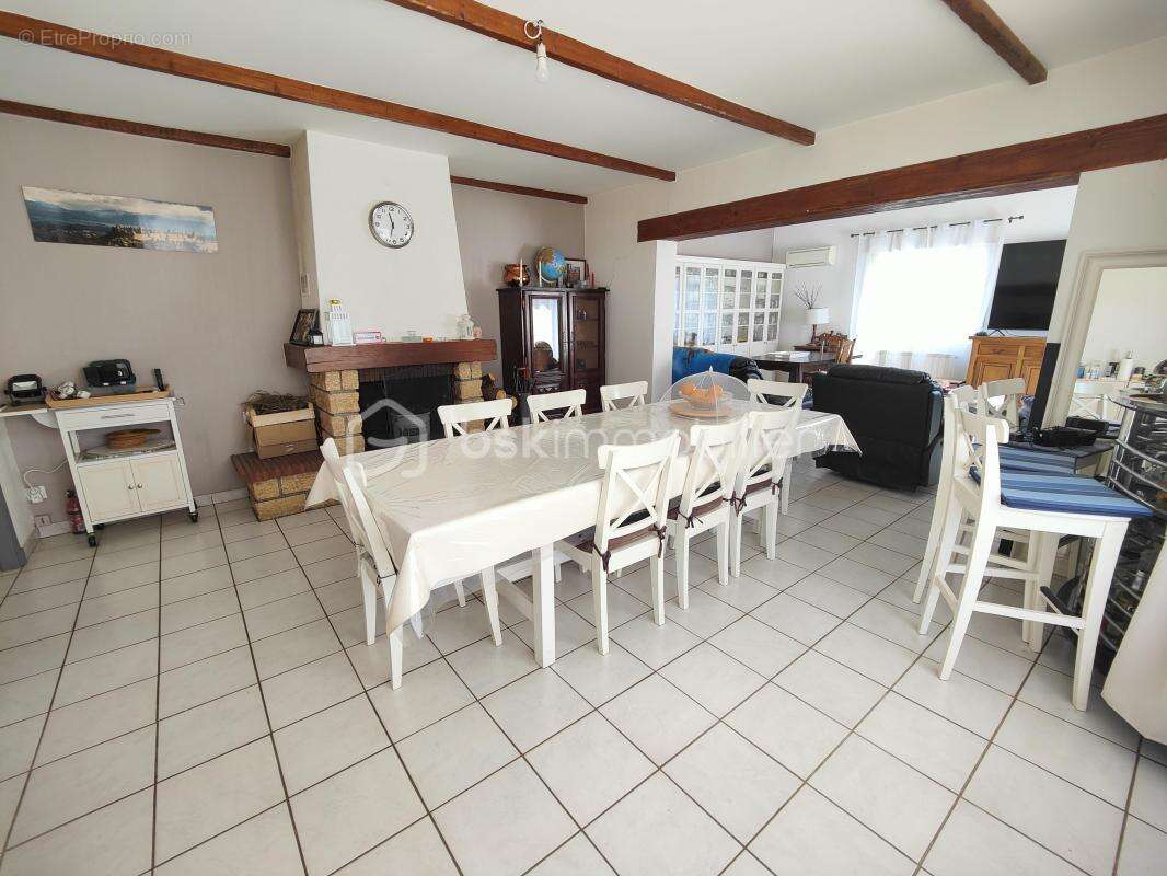 Nevian – maison de plain-pied de 130m² habitable – 4 chambres – salon avec toit cathédrale – séjour très lumineux avec cheminée  - photo 9