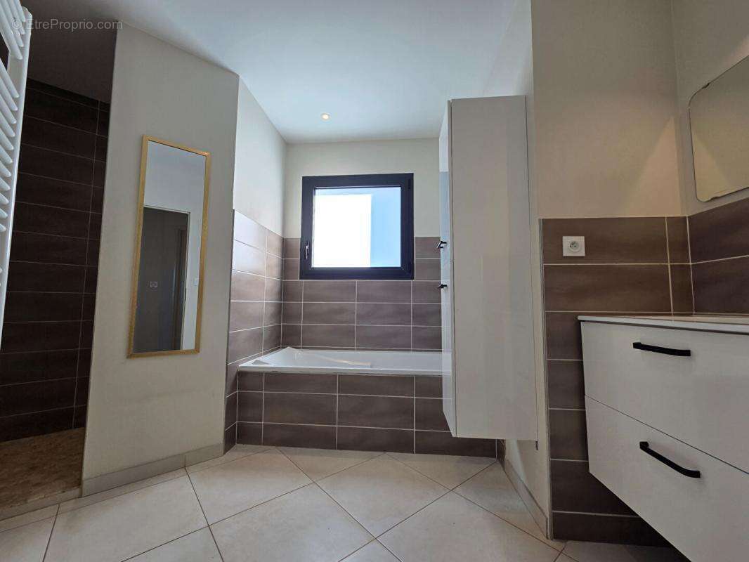 Maison à MONTELIMAR