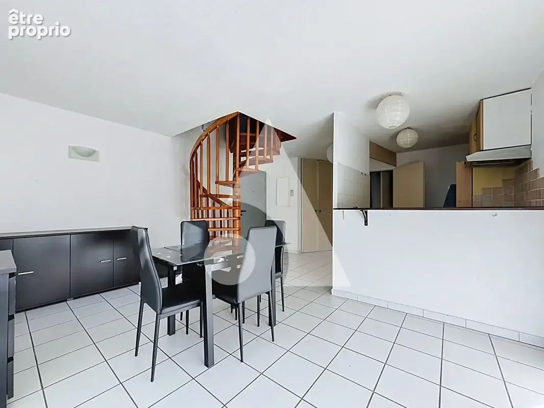 Charmant T2 bis en duplex avec garage et cave ! - photo 3
