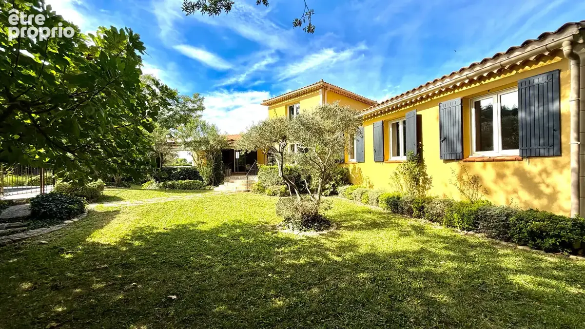 Villa avec piscine sur 2700 m² de jardin, clos, arboré et paysagé. - photo 2
