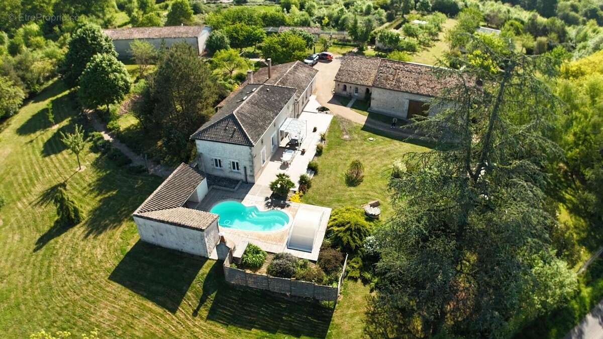 Maison 235 m² à Queaux  - photo 3