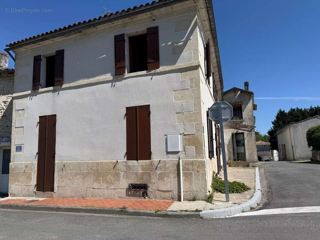 Maison à NIEUL-LE-VIROUIL