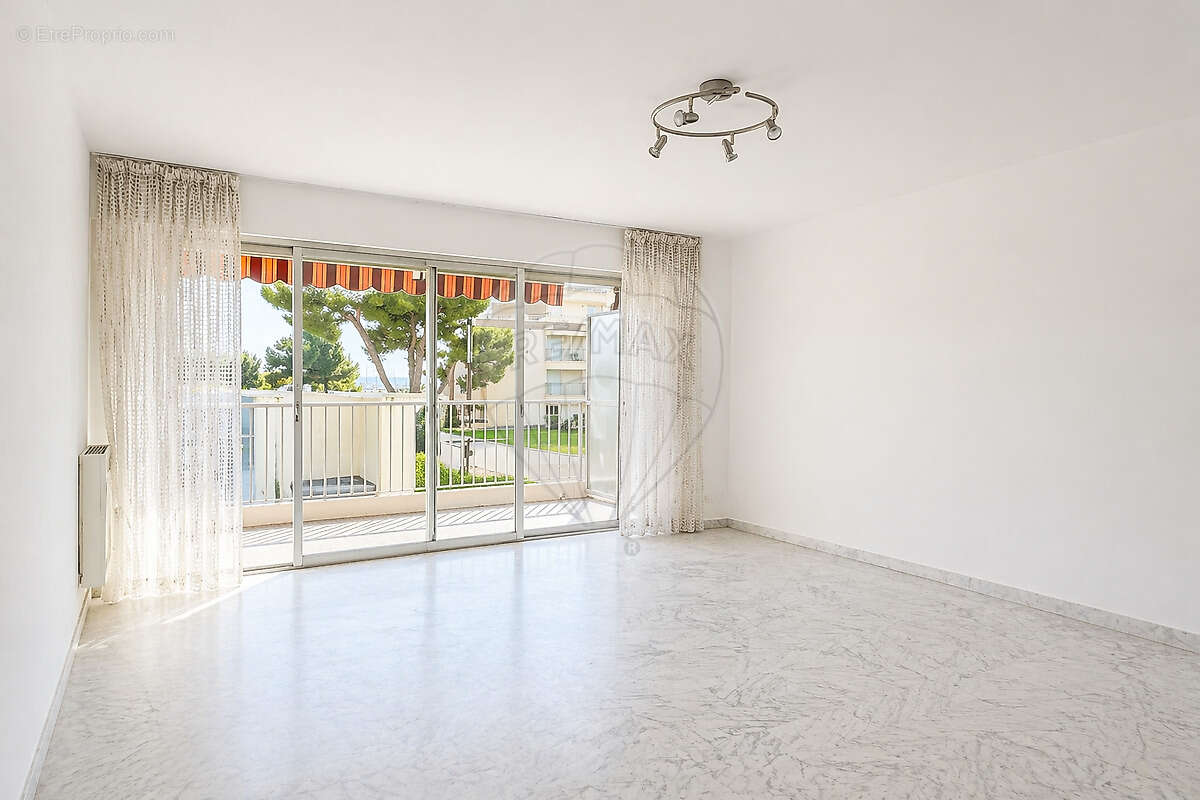 Appartement à SAINT-LAURENT-DU-VAR