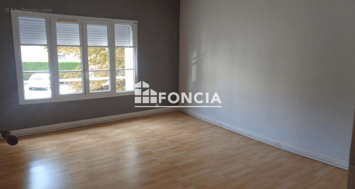 Appartement à COURMELLES