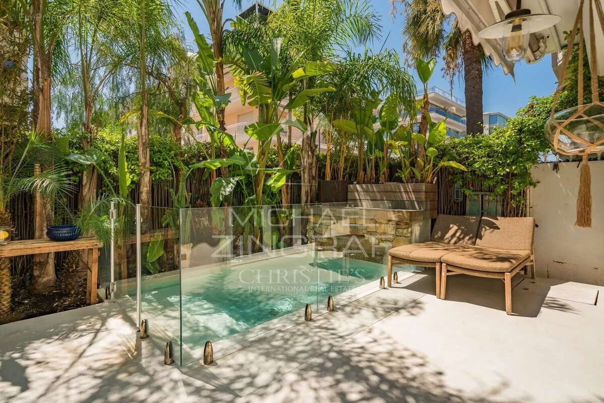 Cannes – Proche Croisette – Élégant rez-de-jardin avec piscine privative - photo 3