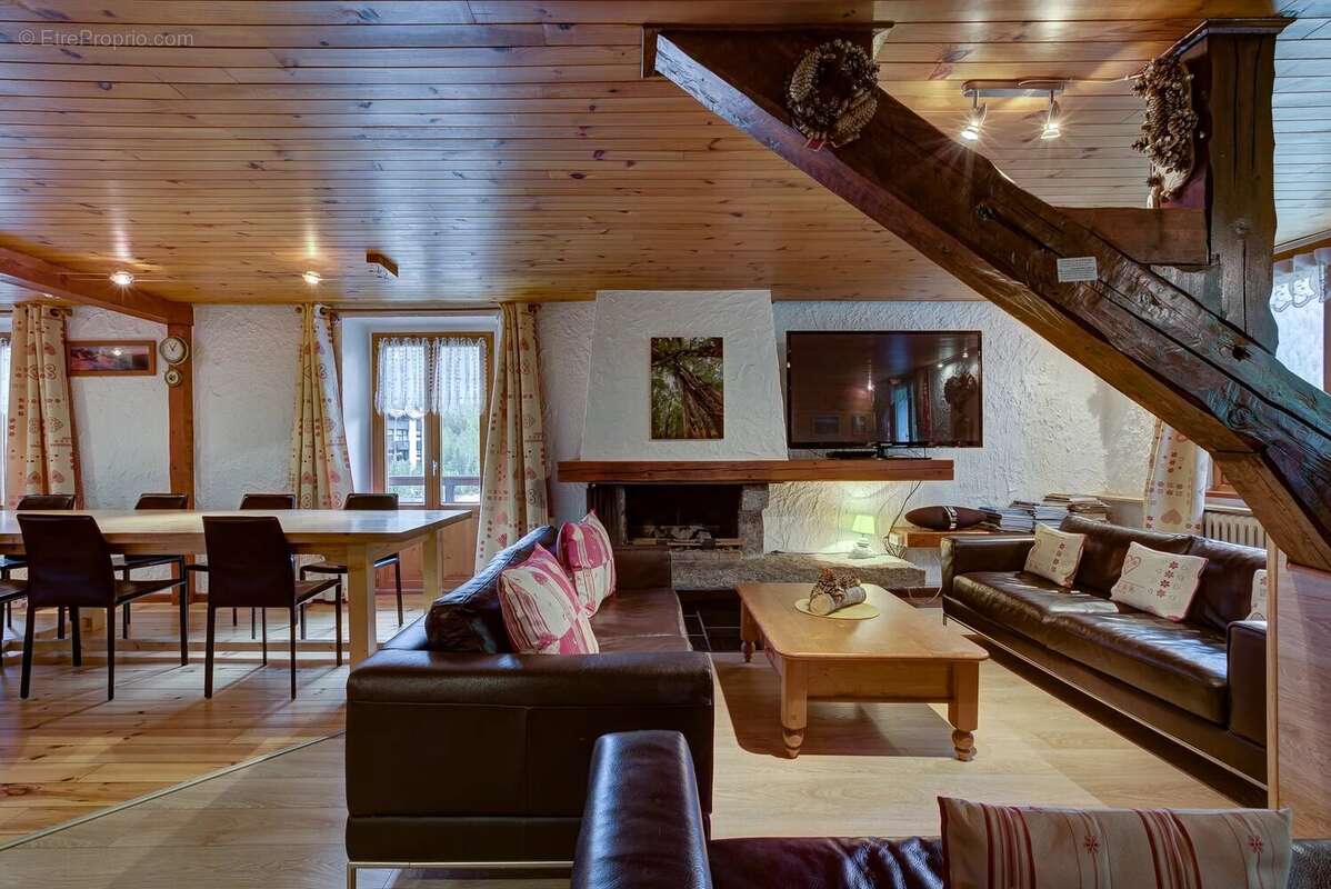CHAMONIX - Grand chalet avec 9 chambres et beaucoup de potentiel - photo 3