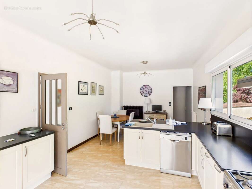 Propriété de luxe de quatre chambres avec grand jardin et piscine, à quelques pas de la ville - photo 23