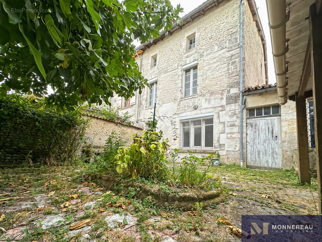 Maison à BARBEZIEUX-SAINT-HILAIRE
