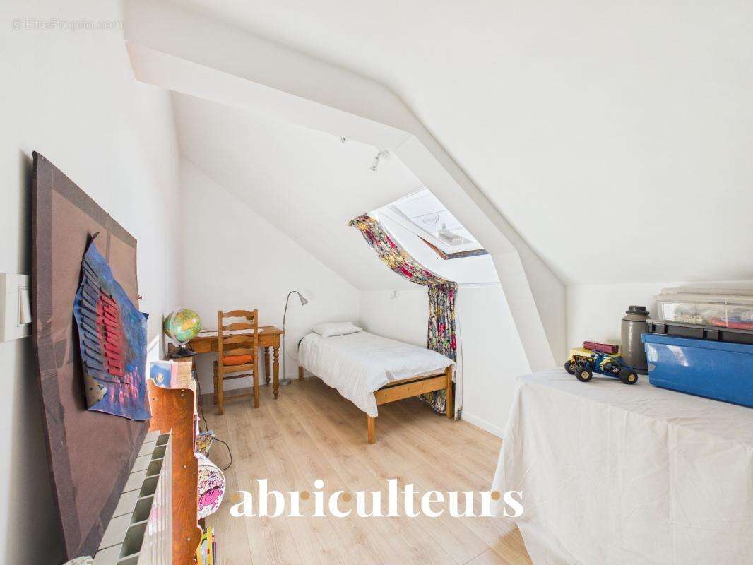 Maison familliale - 6 chambres - 179m2 - Beaux volumes - Jardin arboré  - Garage - Au coeur de Zola - photo 11