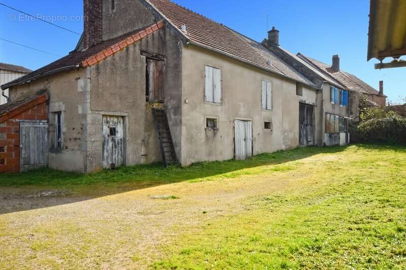 Ancienne ferme de 87 m2 à rénover avec dépendances à Collonge la Madeleine (71) - photo 4