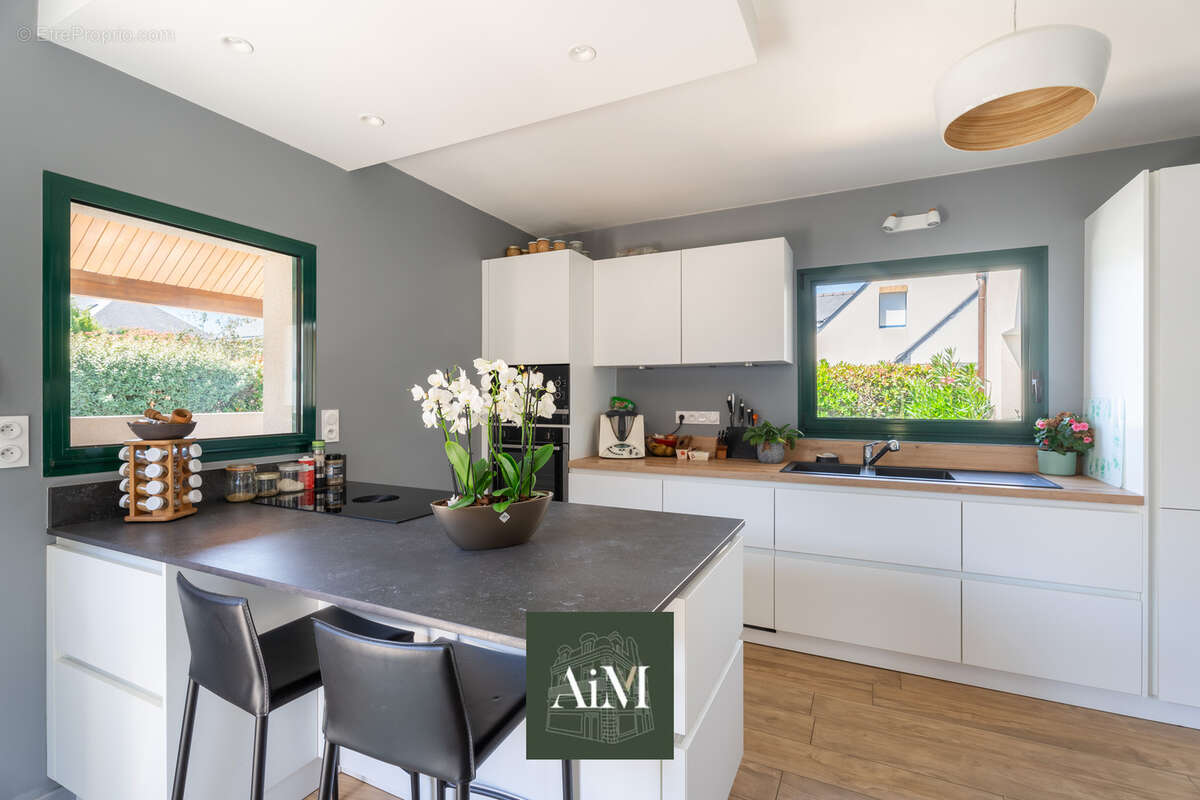 Maison d'architecte de 255 m2 avec jardin et garages à vendre à Vannes   Quartier recherché proche centre-ville - photo 8