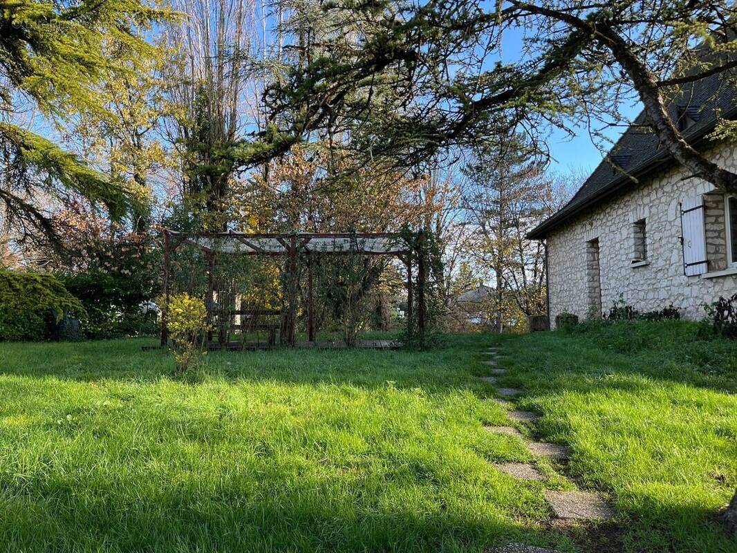 Cheminement vers l'entrée de la maison, coin terrasse barbecue - Maison à ISSIGEAC