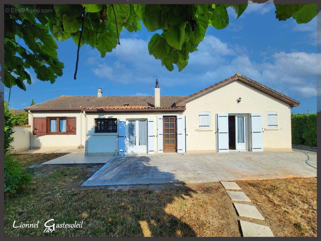 Maison à vendre de plain pied 3 chambres double garage et piscine sur la commune de  PINEUILH (33) - photo 3