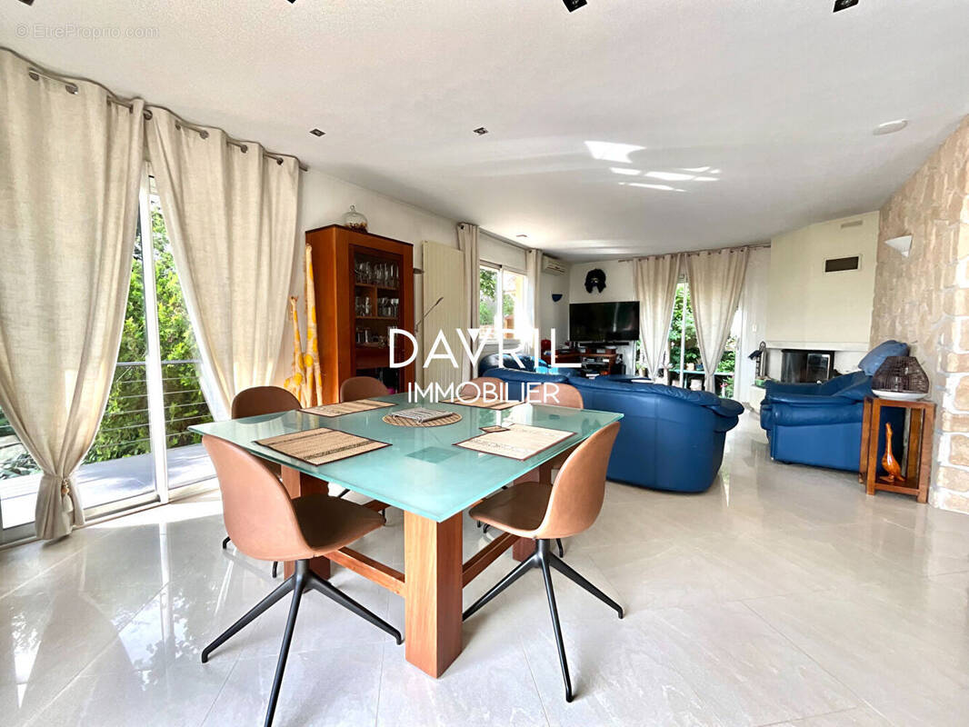 Maison à JOUY-LE-MOUTIER