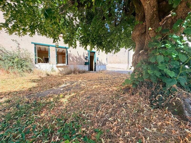 Proche centre ville, maison a renover 79 m², jardin, 2 chambres, combles amenageable, assainissement collectif - photo 1