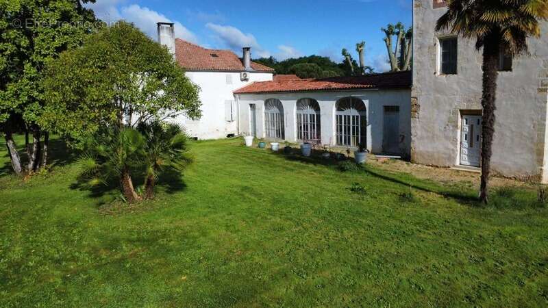 Vente Domaine - Ensemble immobilier du XIXe de 2 bâtiments avec tours, idéal gîtes et chambres d'hôtes - photo 16