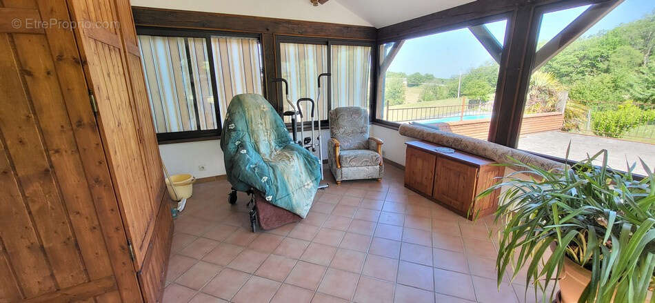 Maison en pierre bénéficiant d'une piscine et d'un panorama champêtre - photo 7