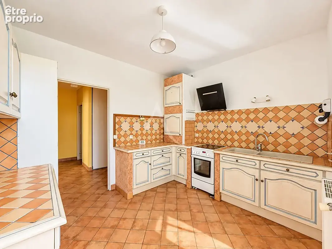 Appartement au pied de la Cathédrale de Meaux - 3 pièces - 2 chambres - 80 m2 - terrasse - stationnement et cave - photo 2