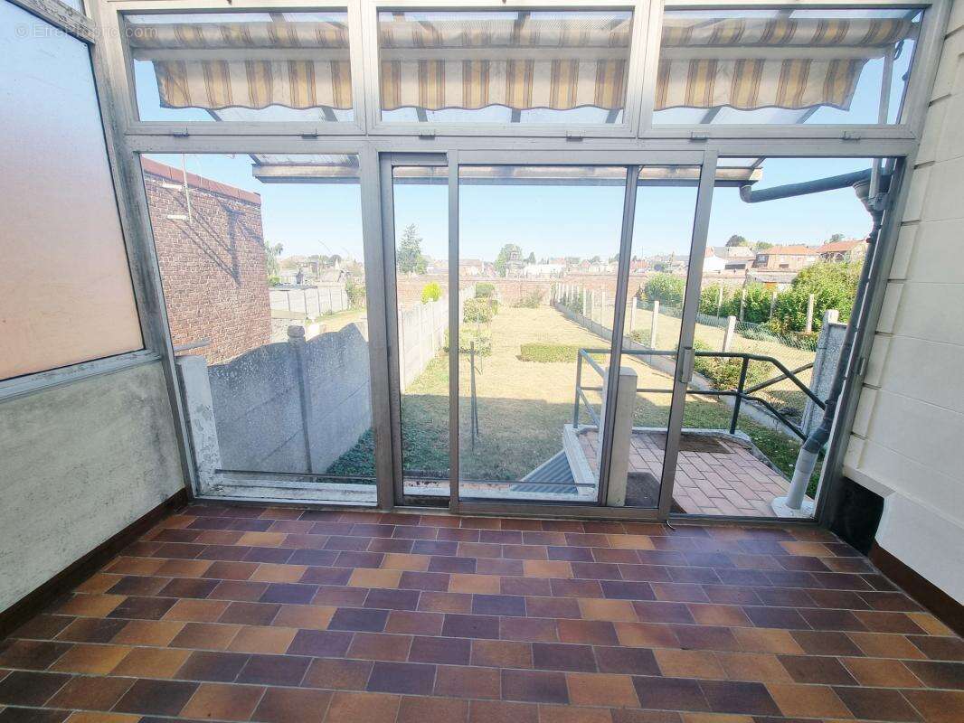 Semi-individuelle à rénover  avec garage, jardin, sous-sol - photo 4