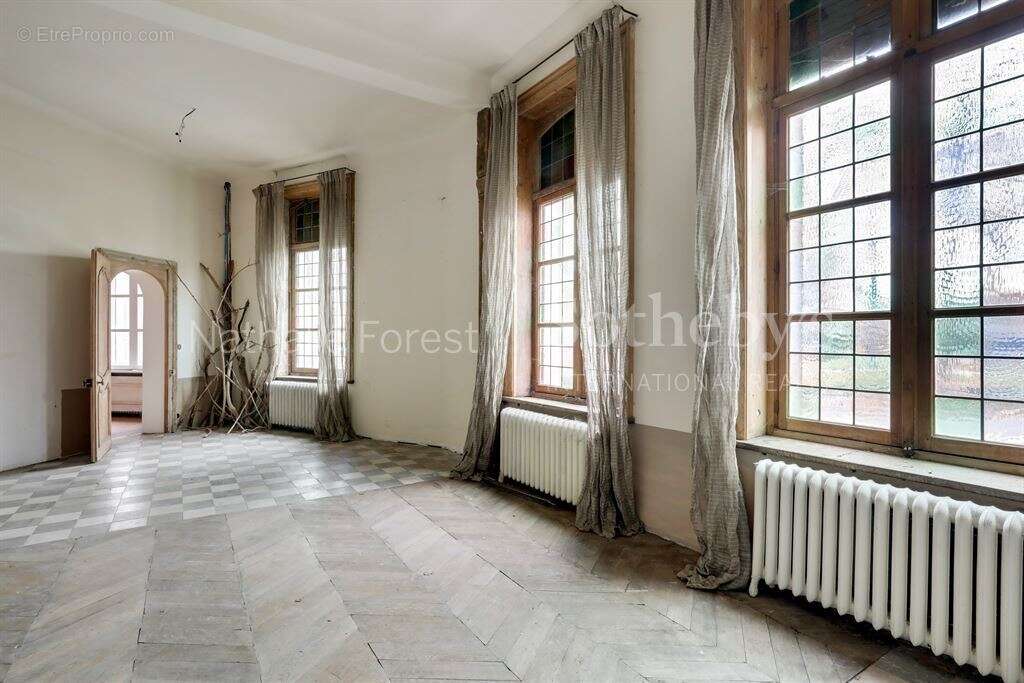Tourcoing , limite Mouvaux , rare Hôtel particulier à rénover cadastré sur 2337  m2 de terrain . - photo 5