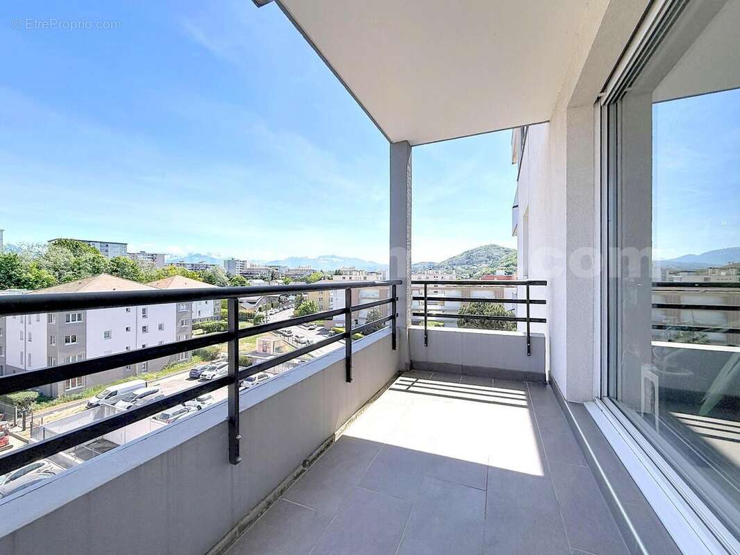 Appartement_T4_Annemasse_transformé_en_T3_Proche_Genève_Ceva_tram_Suisse_investissement_hyper_centre_Séjour_balcon_ - Appartement à ANNEMASSE