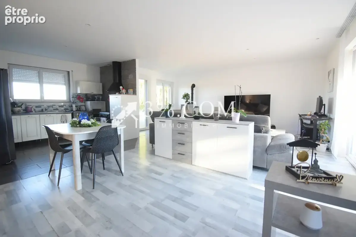 Maison plain-pied quartier Régina 3 chambres, cuisine ouvert sur séjour, garage, jardin et piscine - photo 3