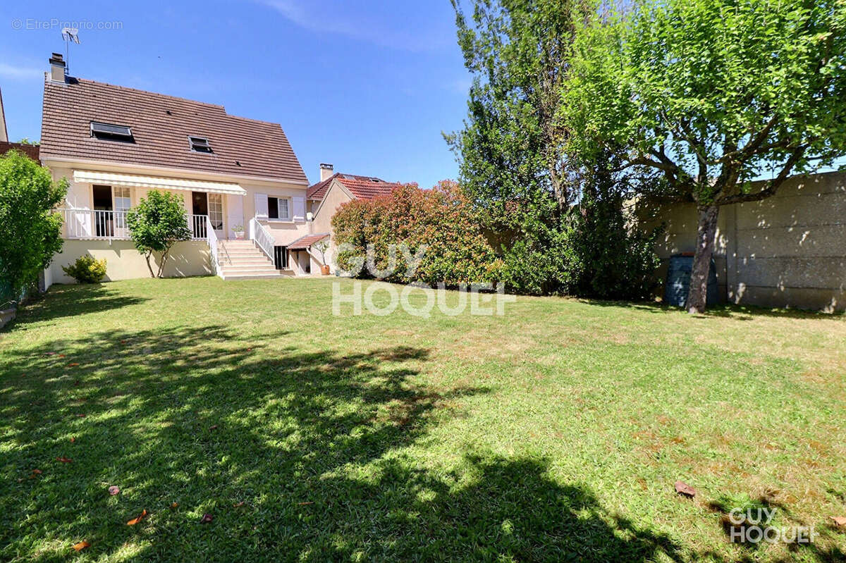 Maison à SAINTE-GENEVIEVE-DES-BOIS