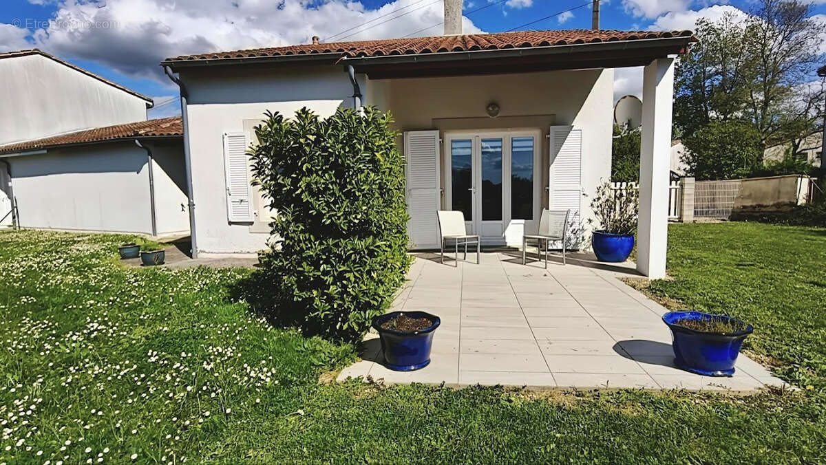 Maison à SAINT-SEURIN-DE-CURSAC