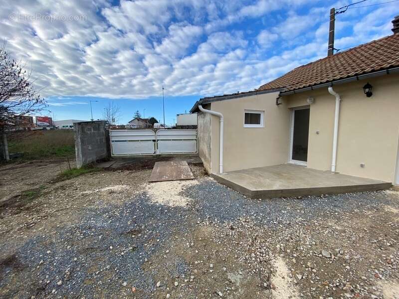 THOUARS  Maison de plain pied rénovée avec possibilité de dépendance de 35m2 - photo 12