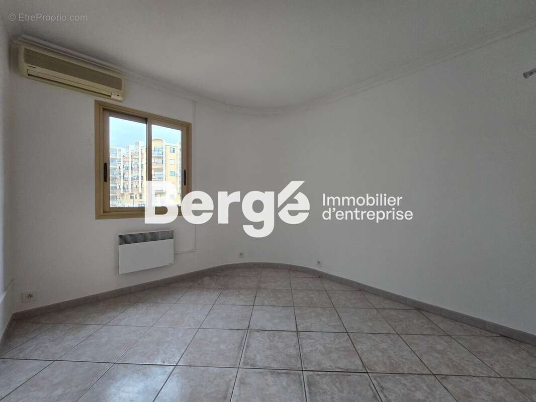 Commerce à MANDELIEU-LA-NAPOULE