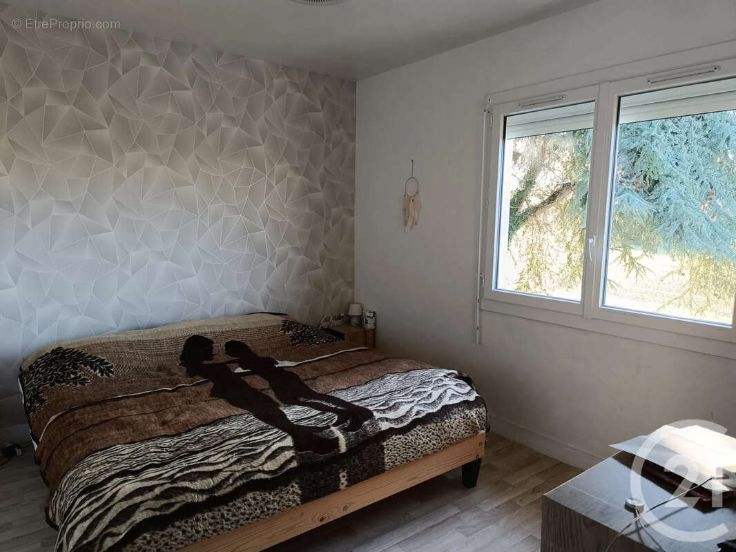 Maison à SAINT-MEDARD-DE-GUIZIERES