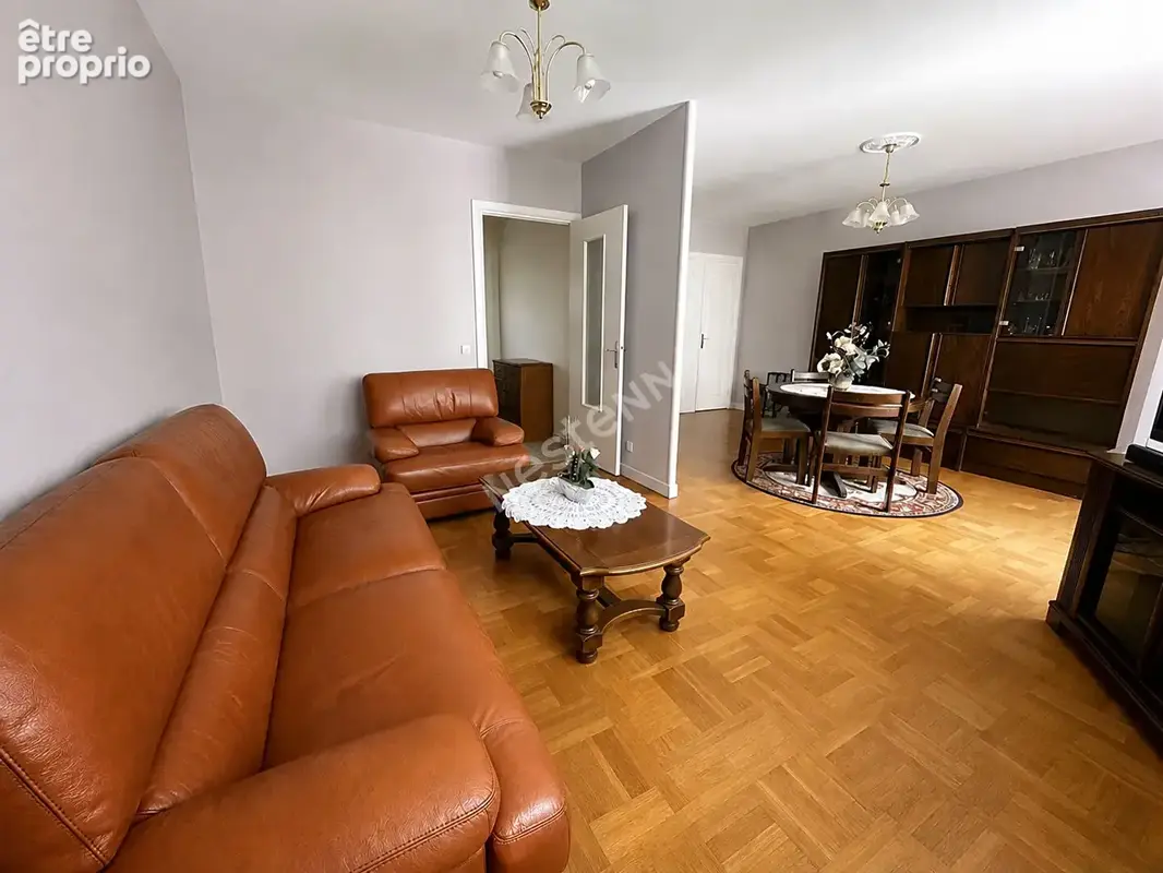 République Villeurbanne - Spacieux T5 traversant de 105 m² avec balcon, cave et stationnement - photo 2