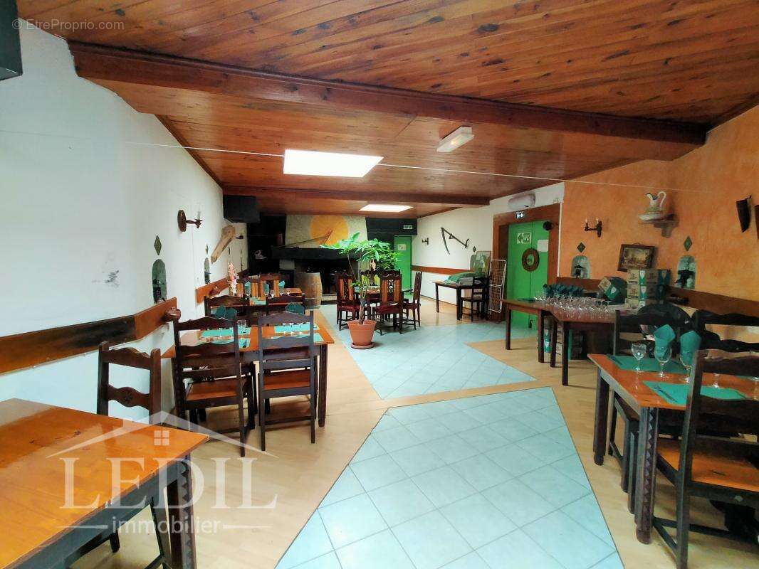 Commerce à VIC-FEZENSAC