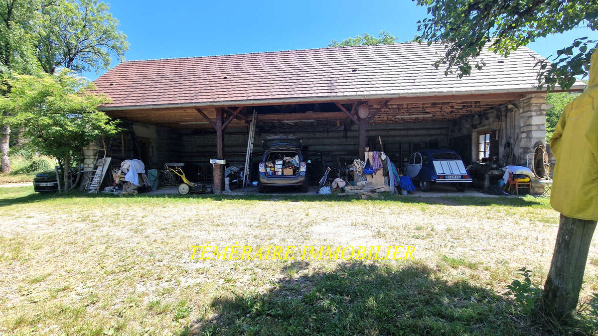 Proche Doucier- Ancienne ferme mitoyenne de 464m2 hab - photo 4